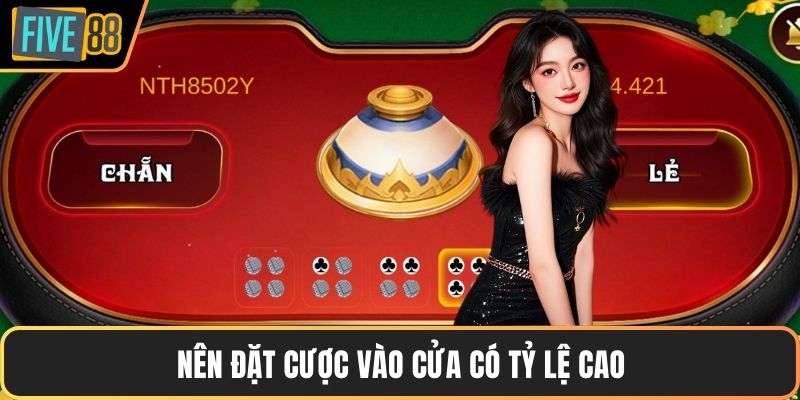 Nên đặt cược vào cửa có tỷ lệ cao